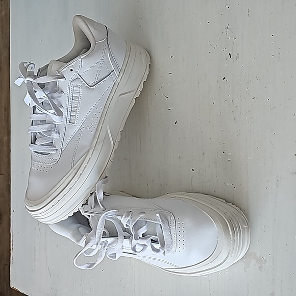 Reebok - Picture 1 of 4